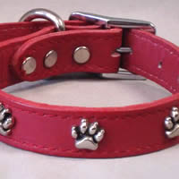 The bold Red Paw Print Collar for little dogs in natural leather.
